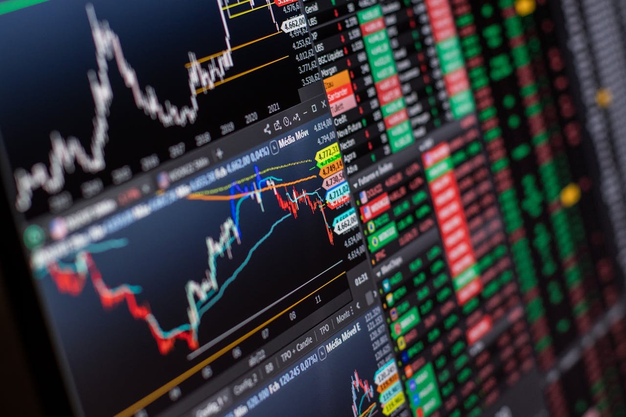 Guia completo com os 5 melhores investimentos para quem está começando: Tesouro Direto, CDB, Fundos, Ações e ETFs.